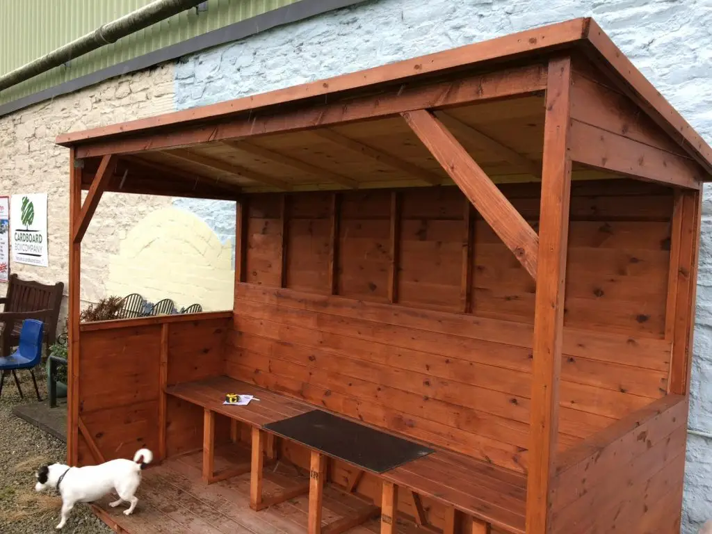 SEATING AREA FOR A BOWLING GREEN