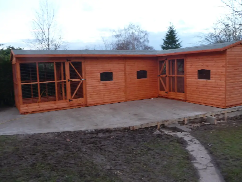 THIS IS A LARGE 'L' SHAPED CATTERY