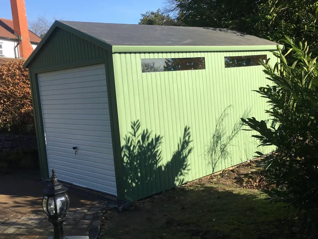 SINGLE HEAVY DUTY TIMBER GARAGE WITH STEEL UP AND OVER HOOR INWHITE
