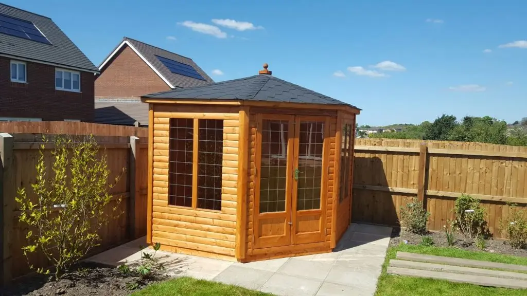 LONG ISLAND CORNER SUMMERHOUSE