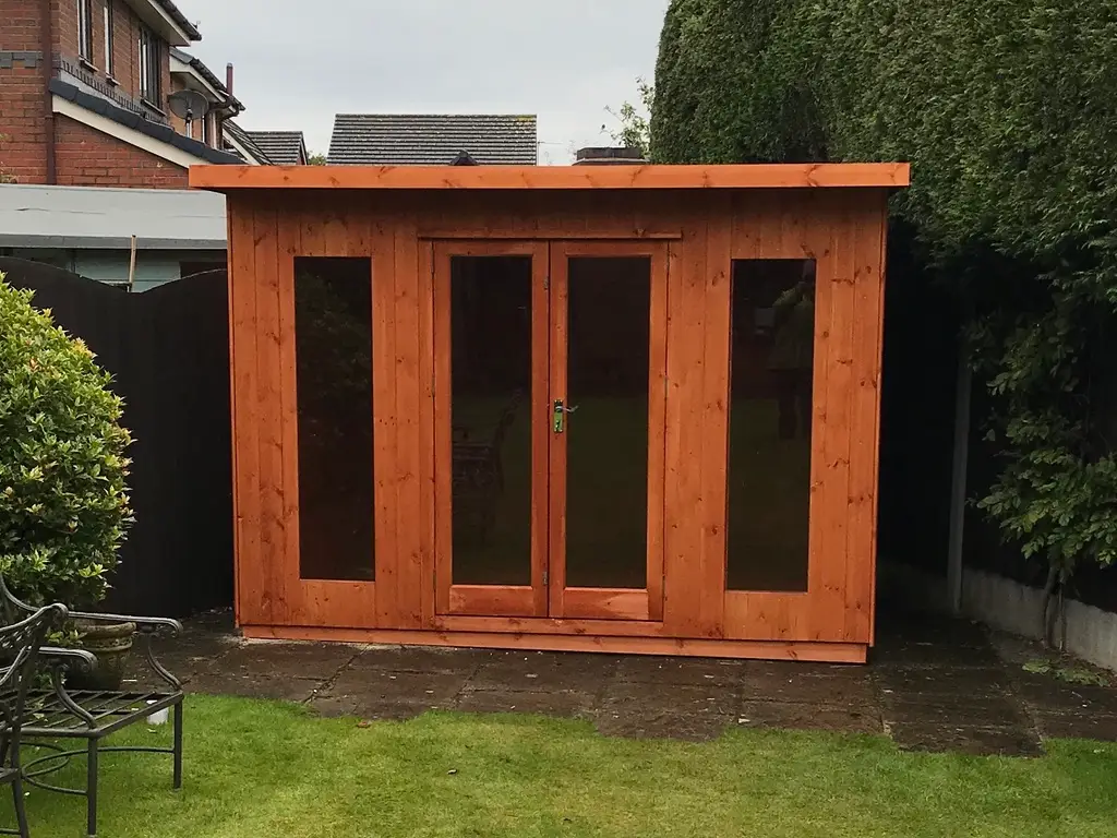 CONTEMPORARY SUMMERHOUSE WITH TINTED WINDOWS
