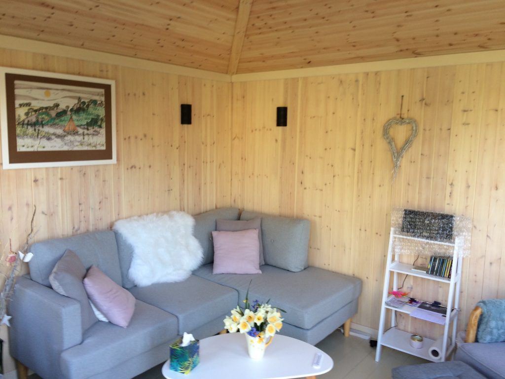 COSY CORNER HOUSE GARDEN ROOM FULLY INSULATED WITH ELECTRICS