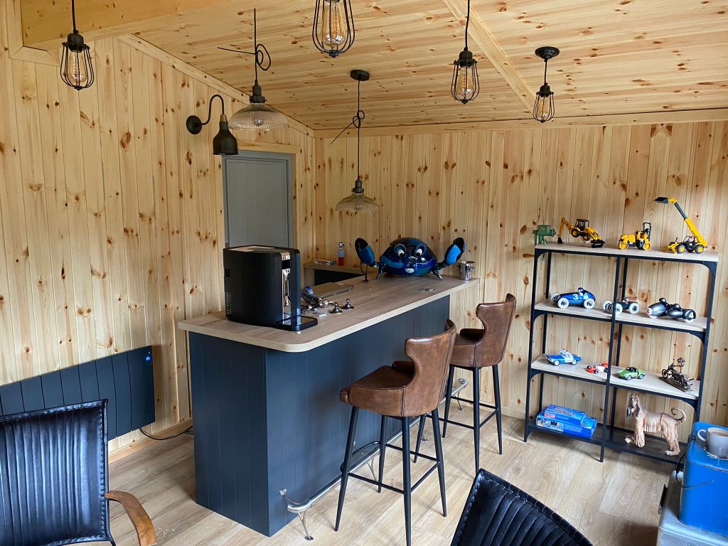 THIS IS AN CONTEMPORARY SUMMERHOUSE / GARDEN ROOM FROM LANCASHIRE SUMMERHOUSES ASSEMBLED IN CHESHIRE